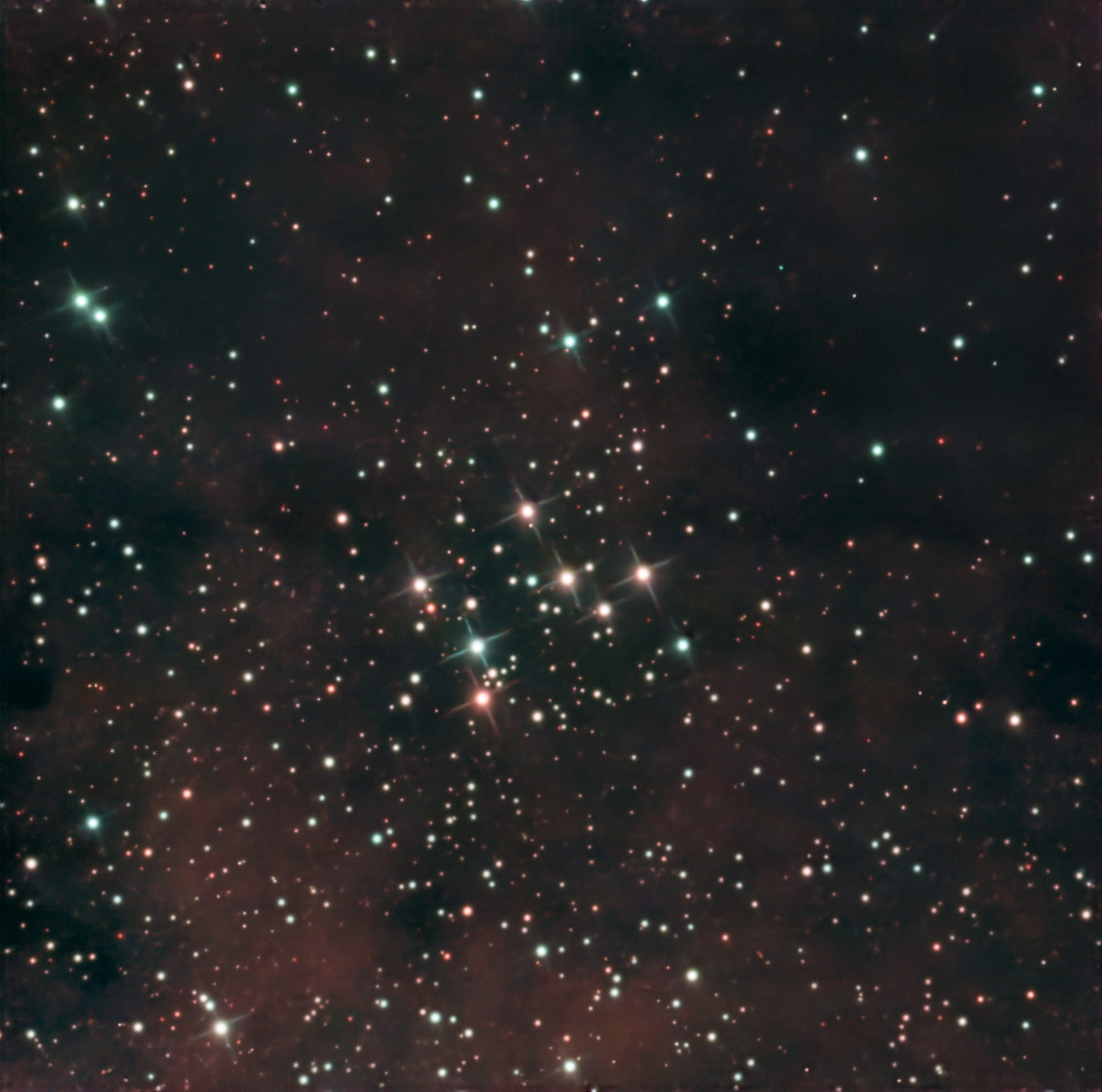 Messier 29 ist ein heller offener Sternhaufen mit einer Winkelausdehnung von 7' in der Mitte des Sternbildes Schwan.